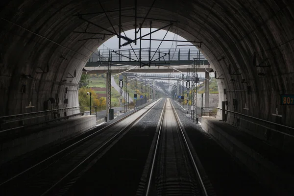 Uscita Del Tunnel Sul Binario Ferroviario Alta Velocità — Foto Stock