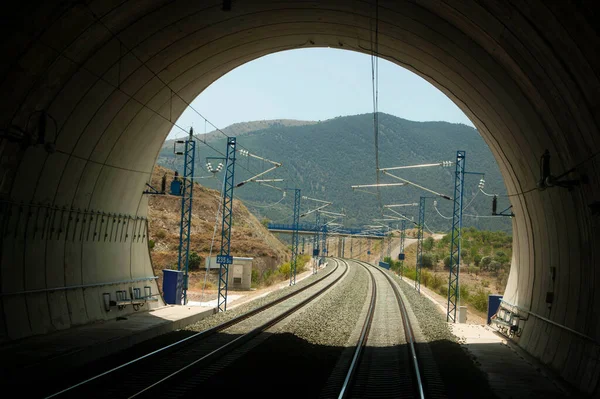 Uscita Del Tunnel Sul Binario Ferroviario Alta Velocità — Foto Stock