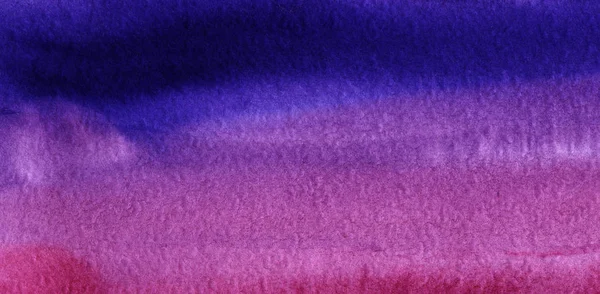 水彩の抽象的な背景 飽和グラデーション ブルーから紫色に 濡れた質感の紙に描かれた手 — ストック写真