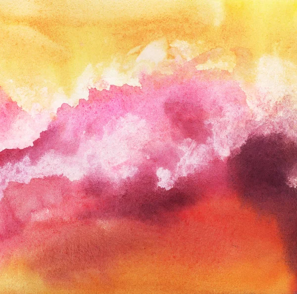 Akwarela streszczenie tło. duże puszyste różowe chmury burzy na złotym niebie. Ręcznie rysowane akwarela ilustracja na papierze teksturowanym. Fairy Crimson niebo. Efekt gradientu z żółtego na czerwony. — Zdjęcie stockowe