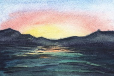 Soyut suluboya arka plan deniz manzarası. Küçük dalgalar ile sakin karanlık su pürüzsüz yüzeye yansıyan renkli günbatımı gökyüzü altında bulanık dağlar ile birleşir. El yapımı fırça darbesi afiş şablonu.