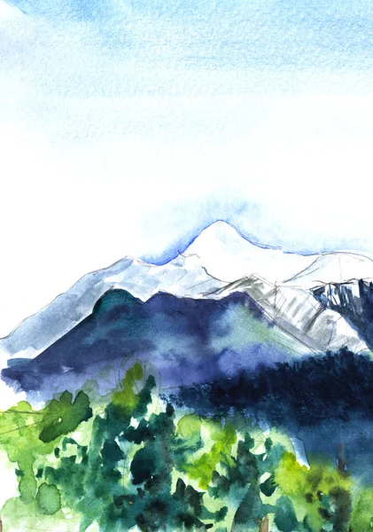 Aquarell abstrakte Hintergrundlandschaft mit Umrissen einer schneebedeckten Bergkette mit dichtem Wald im Vordergrund unter hohem blauen und weißen Himmel. Handgezeichnete Pinselstrichillustration auf Papierstruktur. — Stockfoto