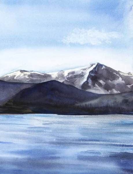 抽象的な水彩画の風景。明るい曇りの中の高い山々。雪のピーク。滑らかな水面を持つ湖、川または海。水色の空。手描きの水彩イラスト — ストック写真