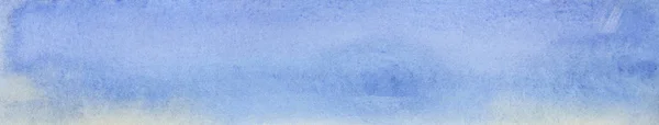 Fundo abstrato aquarela em tons azuis delicados. Pintura pincelada artesanal de céu e nuvens com efeito de tinta molhada. Salpicos brancos e listras borradas no fundo azul brilhante . — Fotografia de Stock