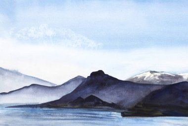 Soyut suluboya peyzaj. Hafif bir sis içinde yüksek dağlar. Kar doruklarına. Düz su yüzeyine sahip bir göl, nehir veya deniz. Açık mavi gökyüzü. El-çizilmiş suluboya illüstrasyon