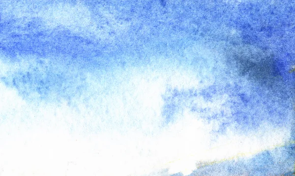 Cielo azul abstracto acuarela fondo. Relleno de gradiente. Pedazo de cielo en tonos azules y blancos. Salpicaduras borrosas y manchas de pintura azul. Ilustración dibujada a mano sobre textura de papel granulado . — Foto de Stock