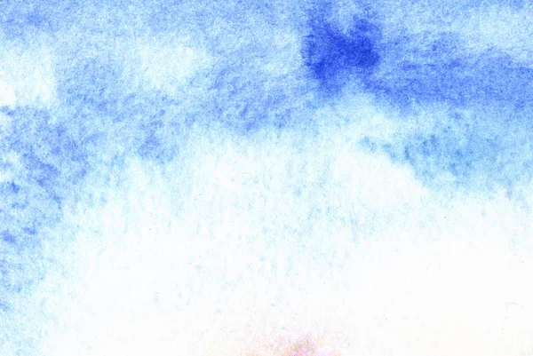 Cielo azul abstracto acuarela fondo. Relleno de gradiente. Pedazo de cielo con un paisaje nublado esponjoso en tonos azules y blancos. Ilustración dibujada a mano sobre textura de papel granulado . — Foto de Stock