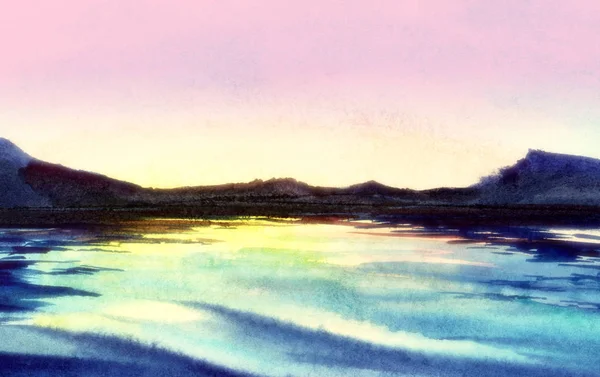 Спокойный акварельный пейзаж. Сказочный вид на темные очертания гор и сверкающую поверхность воды, отражающую нежное градиентное розовое небо. Размытый фон после обработки. Ручная иллюстрация . — стоковое фото