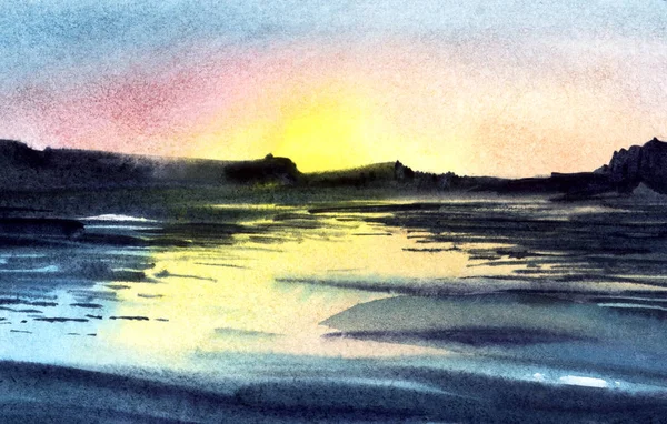 Fond abstrait de paysage flou fait avec des aquarelles. Vue sur la mer avec des contours obscurs de la chaîne de montagnes. L'eau calme avec de petites ondulations reflète le ciel coloré du coucher du soleil. Illustration dessinée main . — Photo