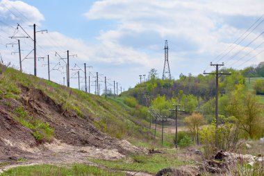 Yüksek gerilim hattı Ternopol yakınındaki demiryolu set ile kesişiyor.