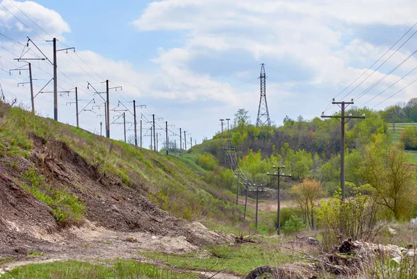 Yüksek gerilim hattı Ternopol yakınındaki demiryolu set ile kesişiyor.