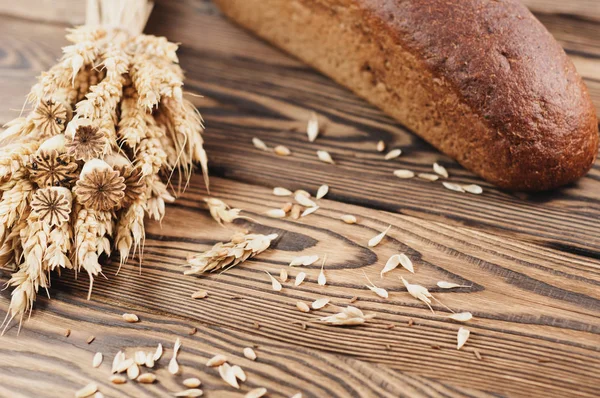 Jeden Uzlík Pšenice Máky Spousta Roztroušených Obilí Chleba Starých Rustikálních — Stock fotografie