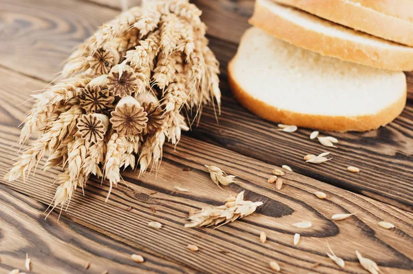 Jeden Uzlík Pšenice Máky Spousta Roztroušených Zrn Krajíčků Chleba Starých — Stock fotografie
