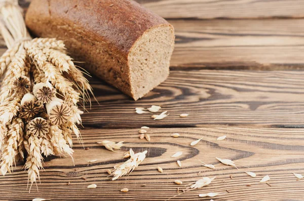 Jeden Uzlík Pšenice Máky Spousta Roztroušených Zrn Polovina Chleba Starých — Stock fotografie