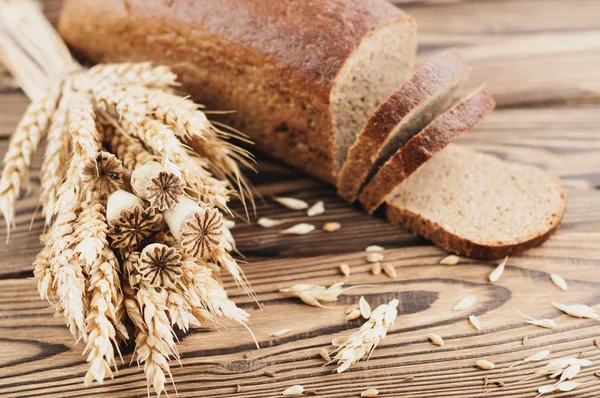 Jeden Uzlík Pšenice Máky Spousta Roztroušeného Obilí Půlky Chleba Plátky — Stock fotografie