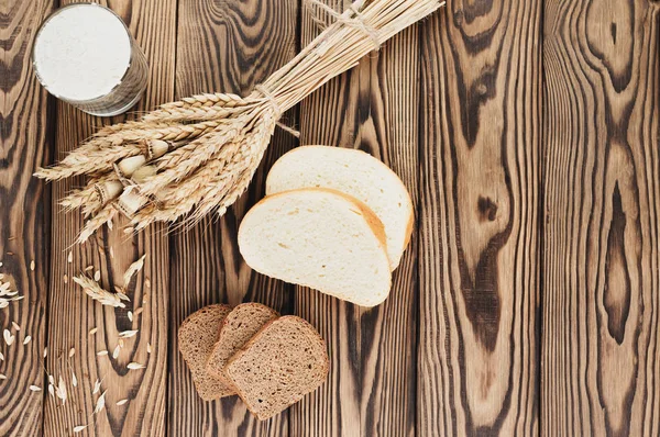 Jeden Uzlík Pšenice Máky Spousta Roztroušeného Obilí Krajíčků Chleba Mouky — Stock fotografie