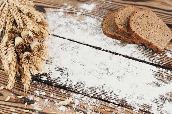 Pacote Trigo Papoula Farinha Espalhada Três Fatias Pão Velhas Tábuas — Fotografia de Stock