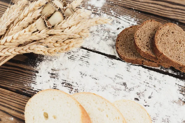 One Bundle Wheat Poppy Strewn Flour Slices Bread Old Rustic — Stock Photo, Image