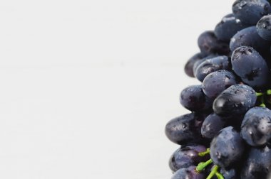 Eski ahşap rustik beyaz kalaslar taze olgun mavi üzüm Demet