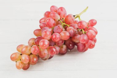 Eski ahşap rustik beyaz kalaslar taze olgun pembe üzüm Demet