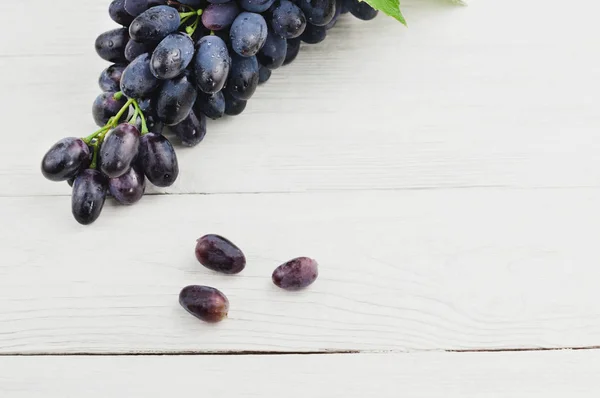 Três Uvas Espalhadas Lado Monte Uvas Frescas Maduras Azuis Tábuas — Fotografia de Stock