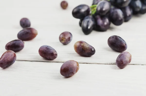 Uvas Espalhadas Lado Cachos Uvas Frescas Maduras Azuis Velhas Tábuas — Fotografia de Stock