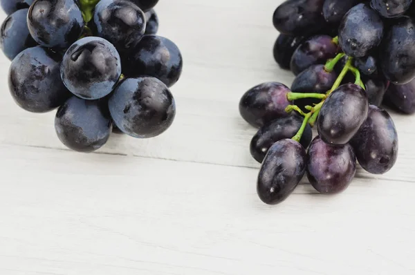 Trossen Van Verse Rijpe Blauwe Druiven Oude Houten Rustieke Witte — Stockfoto