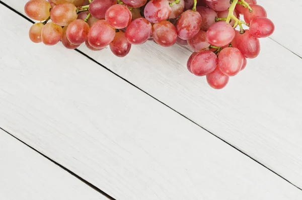 Ramo Uvas Rosadas Maduras Frescas Tablones Blancos Rústicos Madera Viejos —  Fotos de Stock