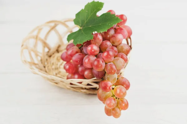 Bando Uvas Frescas Maduras Com Folha Verde Cesta Vime Velhas — Fotografia de Stock