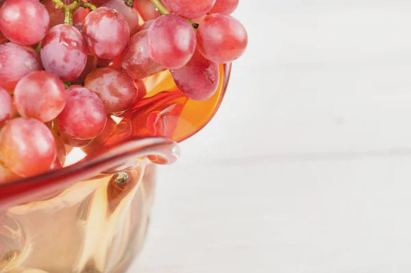 Bando Uvas Frescas Maduras Vaso Vidro Tábuas Brancas Rústicas Madeira — Fotografia de Stock