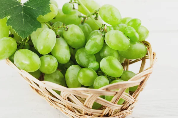 Kilka Świeżych Dojrzałych Zielonych Winogron Jednym Liściem Wiklinowy Kosz Starych — Zdjęcie stockowe