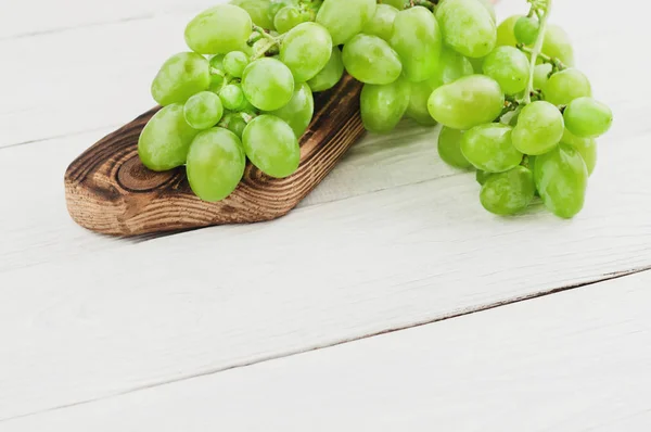 Uvas Verdes Maduras Frescas Tábua Corte Marrom Velhas Tábuas Brancas — Fotografia de Stock