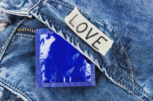 Inscrição Amor Papel Rasgado Preservativo Folha Azul Pacote Jeans Novos — Fotografia de Stock