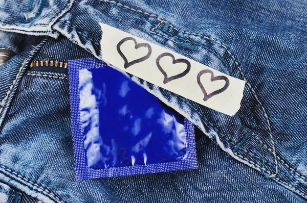 Tres Corazones Dibujados Papel Roto Condón Paquete Azul Aluminio Vaqueros —  Fotos de Stock