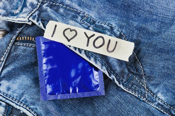 Inscrição Love You Papel Rasgado Preservativo Papel Alumínio Pacote Azul — Fotografia de Stock