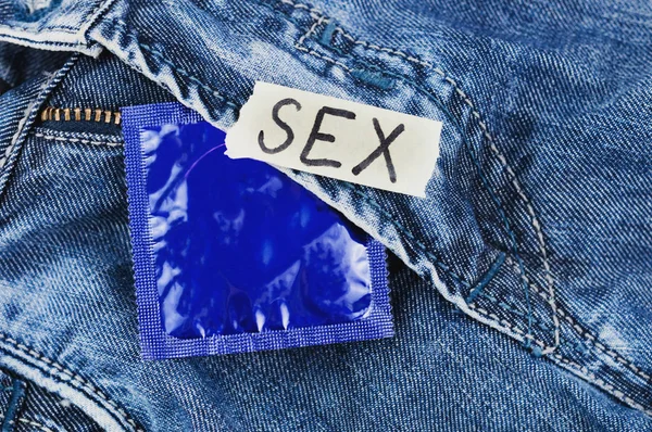 Inscrição Sex Papel Rasgado Preservativo Papel Alumínio Pacote Azul Jeans — Fotografia de Stock