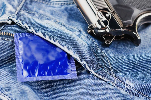 Preservativo Pacote Azul Pistola Metal Brilhante Jeans Azul Novo — Fotografia de Stock