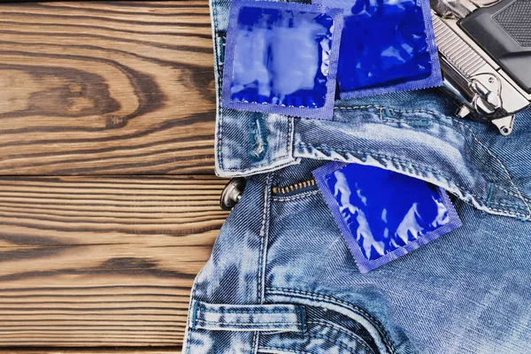 Preservativos Pacote Azul Pistola Metal Brilhante Jeans Azuis Novos Velha — Fotografia de Stock
