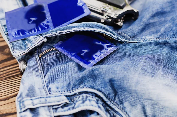 Preservativos Paquete Azul Pistola Metal Brillante Los Nuevos Vaqueros Azules —  Fotos de Stock