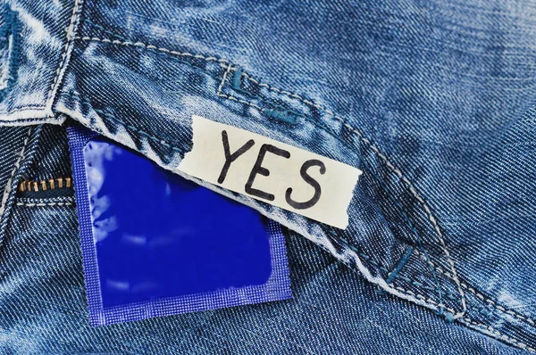 Inscripción Sobre Papel Desgarrado Condón Paquete Azul Lámina Vaqueros Nuevos —  Fotos de Stock