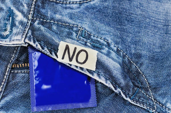 Inscrição Papel Rasgado Preservativo Papel Alumínio Pacote Azul Jeans Novos — Fotografia de Stock