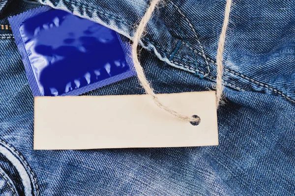 Papel Limpo Retangular Velho Corda Marrom Perto Preservativo Pacote Azul — Fotografia de Stock