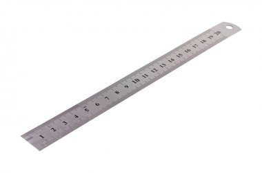 Beyaz arka plan üzerinde izole basamaklı ve ölçekli tek metal cetvel. Kırpma yolu