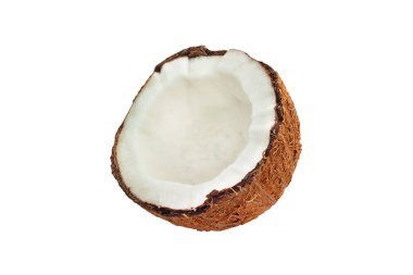 Beyaz arka plan üzerinde izole sulu hamuru ile kahverengi renk sert tüylü taze ham hindistan cevizi bir yarısı