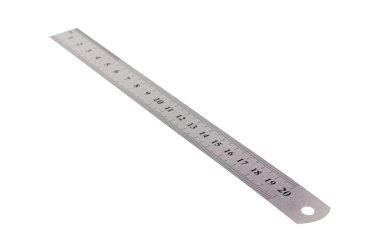Beyaz arka plan üzerinde izole basamaklı ve ölçekli tek metal cetvel. Kırpma yolu