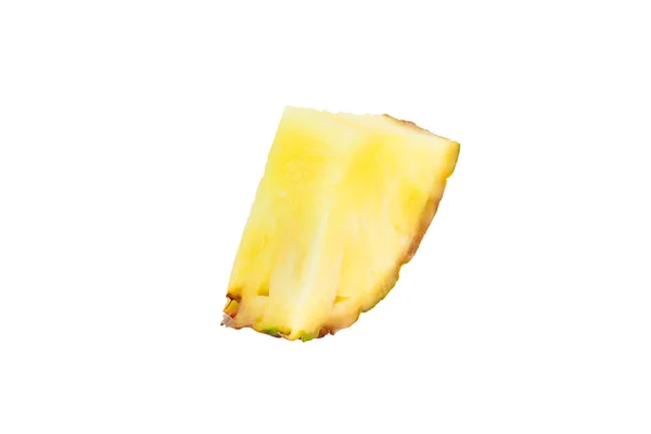 一块三角形的新鲜成熟的菠萝 在白色背景上分离出黄色多汁的果肉 — 图库照片