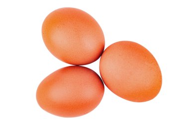 Gölge olmadan beyaz arka planda izole üç çiğ veya haşlanmış kahverengi yumurta