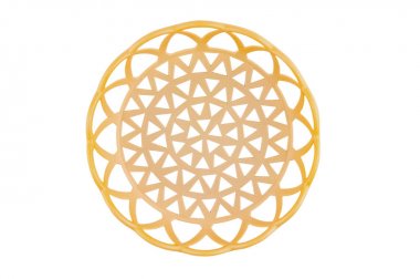 Beyaz arka planda izole edilmiş bir boş dairesel plastik bej sepeti. Üst görünüm