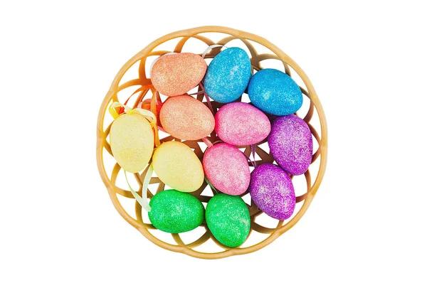 Wiele Kolorowych Musujących Sztucznych Jaj Brązowym Koszyku Wikliny Białym Tle — Zdjęcie stockowe
