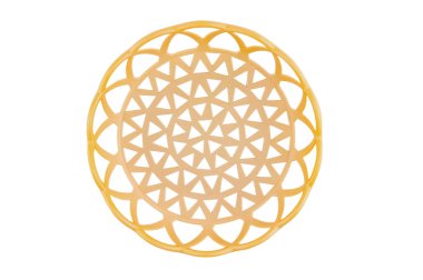 Beyaz arka planda izole edilmiş bir boş dairesel plastik bej sepeti. Üst görünüm